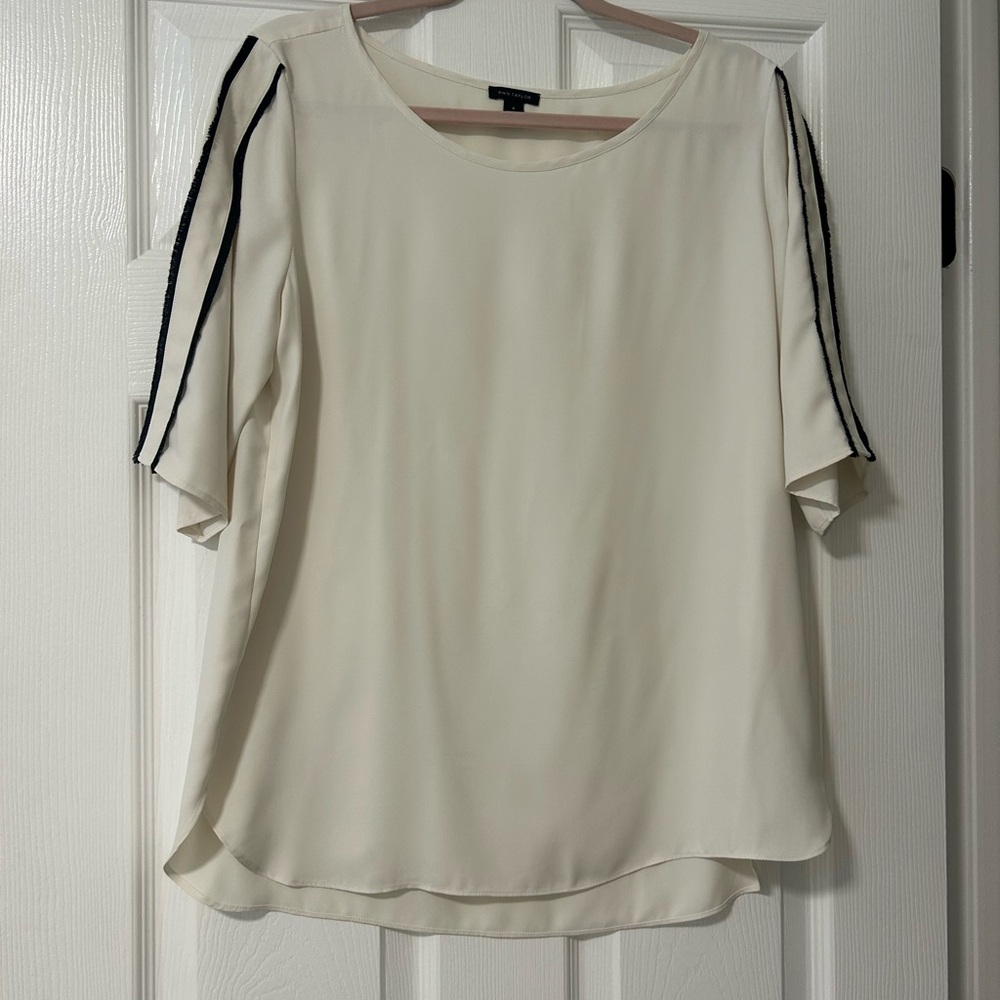 🖤 Ann Taylor Cream Boxy Blouse with Relaxed Fit🖤